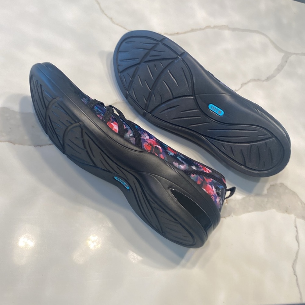 BZEES Shoes - Picture 5 of 7